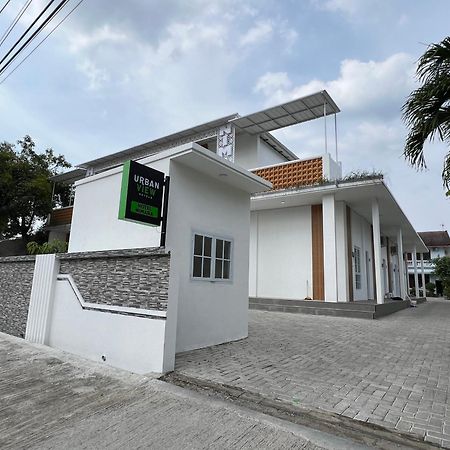 Urbanview Hotel Nimara Ngawi By Reddoorz エクステリア 写真
