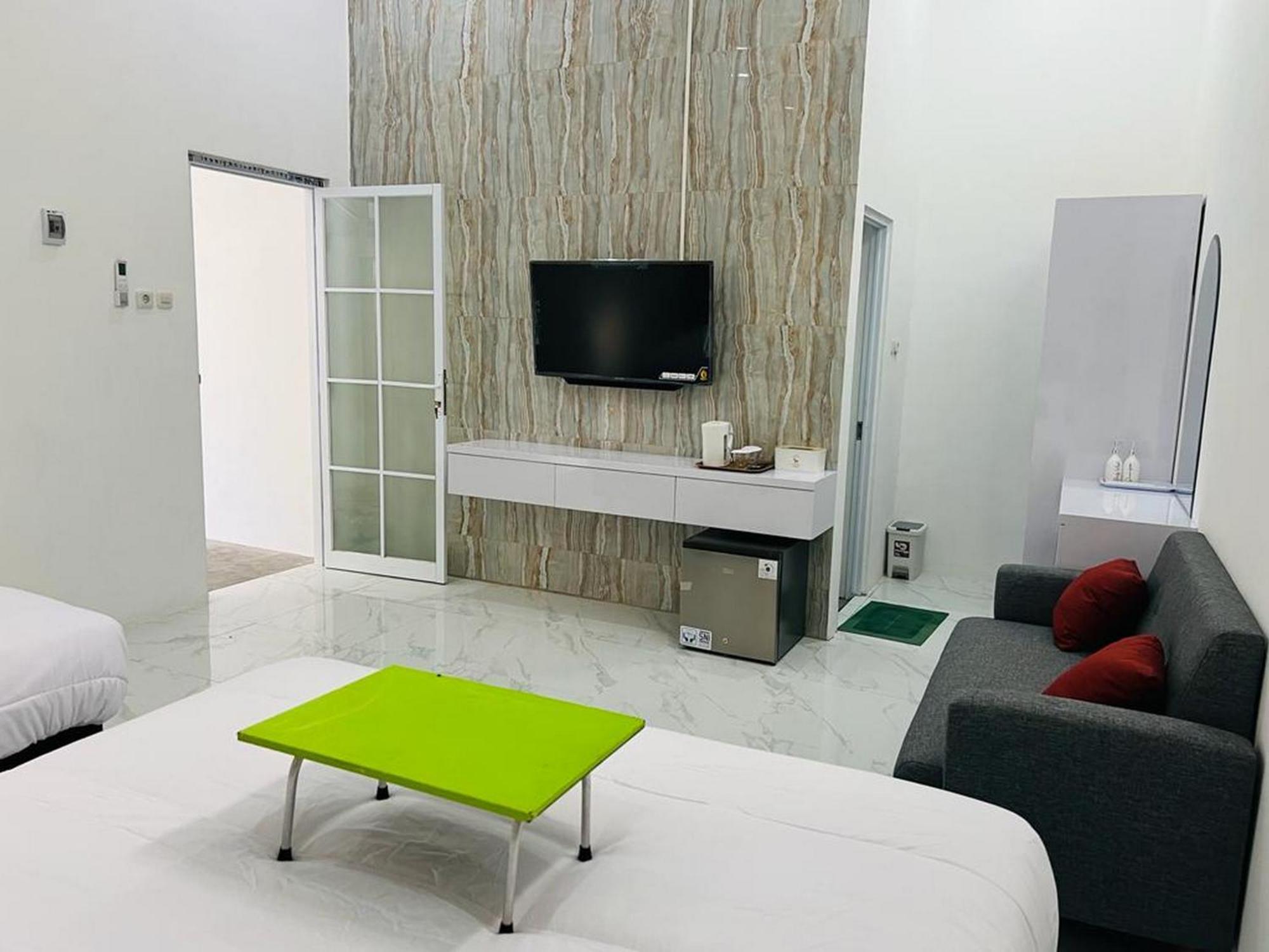 Urbanview Hotel Nimara Ngawi By Reddoorz エクステリア 写真