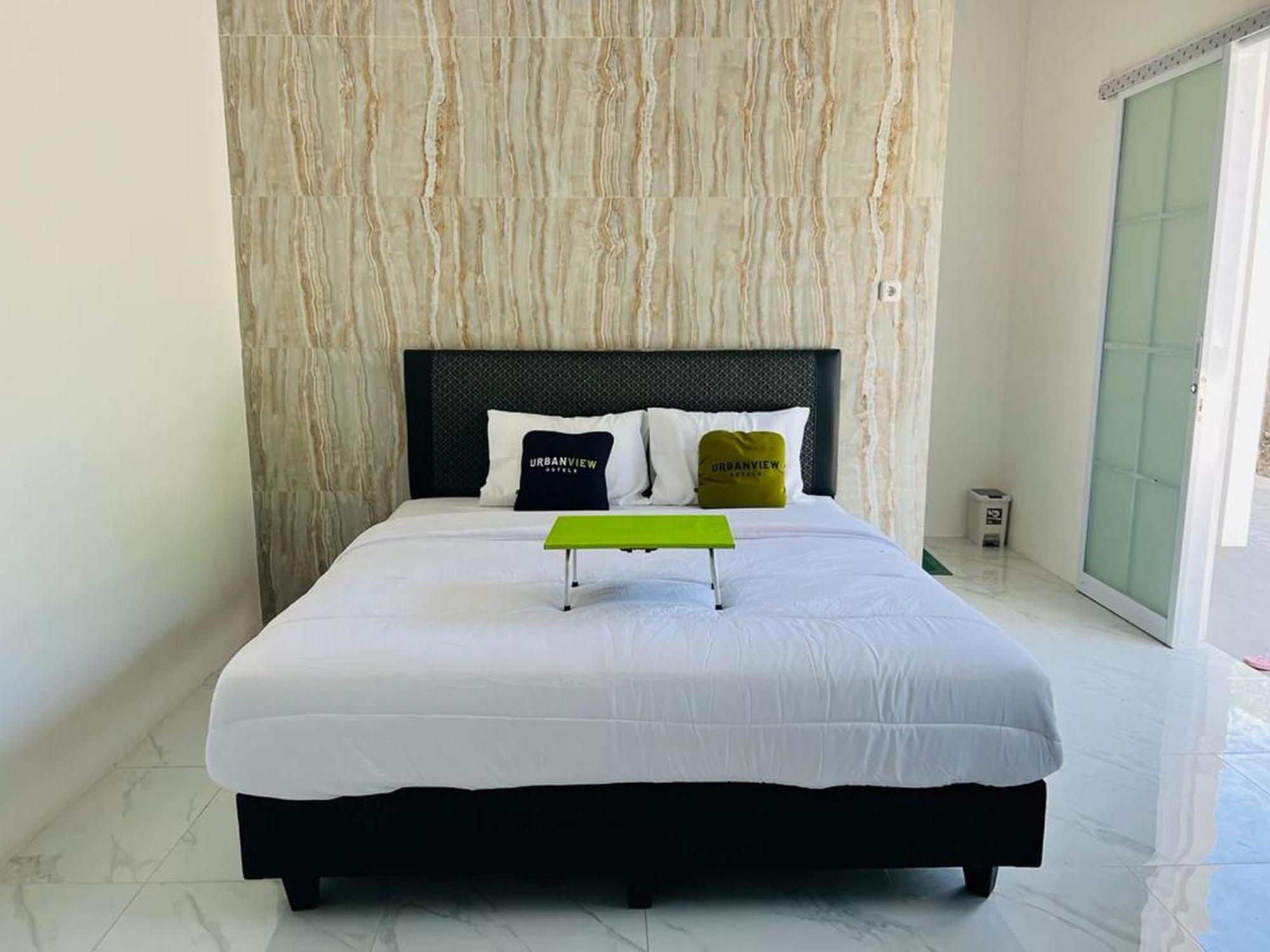 Urbanview Hotel Nimara Ngawi By Reddoorz エクステリア 写真